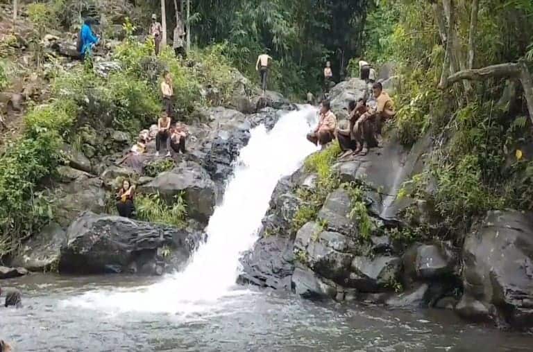 wisata liburan lampung utara air terjun saung naga