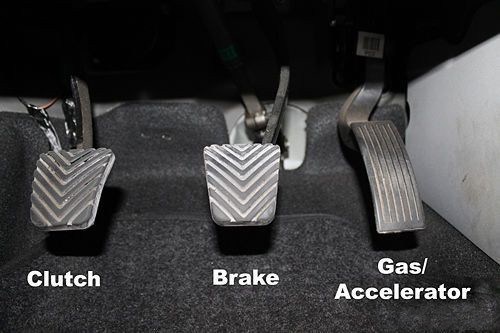 Mengkombinasikan Pedal Rem Dan Kopling